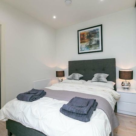 Deluxe Apartments By Heathrow Harmondsworth Exterior photo